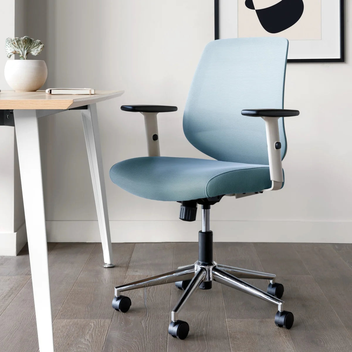 daily-chair_ec94880a-8a42-4065-adde-001f69884bc4 Daily Chair - Image 1